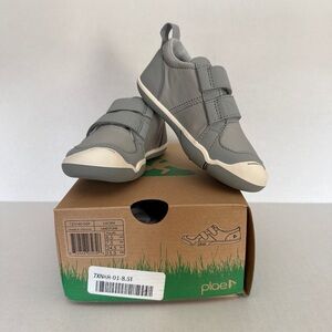 NIB Plae Little Boys Girls Lucien Velcro Sneakers, grey white limestone, Sz 8.5